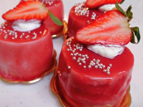 真っ赤なイチゴのムースケーキ